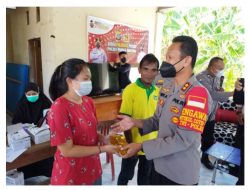 Migor Langkah, Kapolres Yudi AW Beri Gratis Minyak Goreng Warga Parimo Yang Ikut Vaksinasi