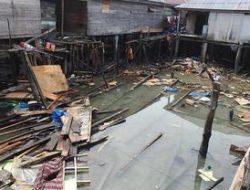 Rumah Apung di Buton Tengah Mendadak Ambruk, 1 Keluarga Nyaris Jadi Korban