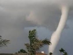 Angin Puting Beliung Disertai Ombak Besar Terjang Provinsi Gorontalo