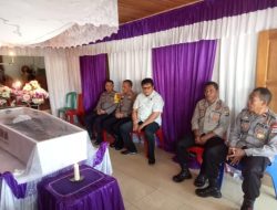 Tragedi Kecelakaan di Kilo 14, Kapolres Touna Melayat Kerumah Duka Purnawirawan Polri