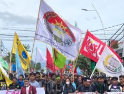 Mahasiswa Aliansi Merah Putih Blokade Simpang 5 Kota Gorontalo