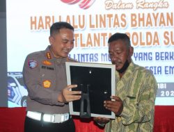 Syukuran Hari Lalu Lintas ke-70, Dirlantas Polda Sulteng Beri Penghargaan Warga di Donggala