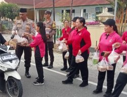 Polsek Torue dan Bhayangkari Berbagi Takjil, Hangatkan Ramadan di Jalan Trans Sulawesi