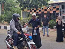 Tebar Kebaikan Ramadan, Wakil Ketua DPRD Sayutin Budiyanto Bagikan Ratusan Takjil untuk Pengendara